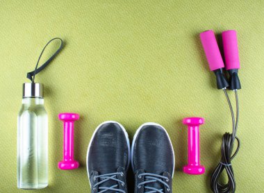 Düz ip atlama spor ayakkabı atış yatıyordu. 