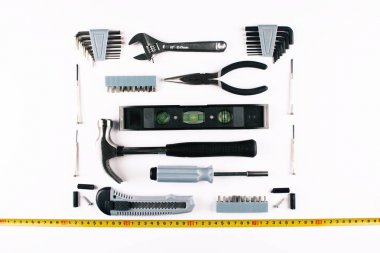 Beyaz arka plan üzerinde çeşitli araçlar kümesi.