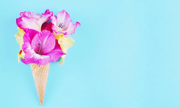 Cone de waffle com composição de flores . — Fotografia de Stock