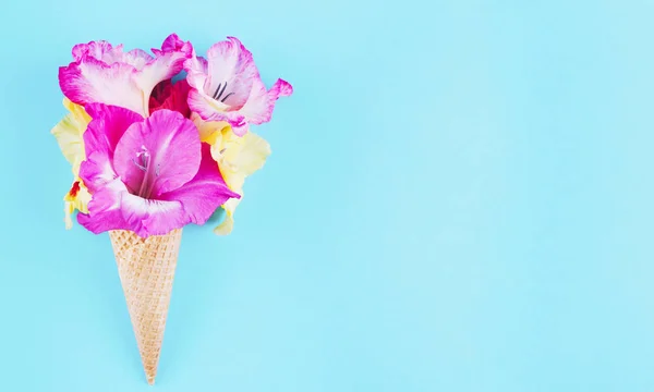 Cône de gaufre avec composition de fleurs . — Photo