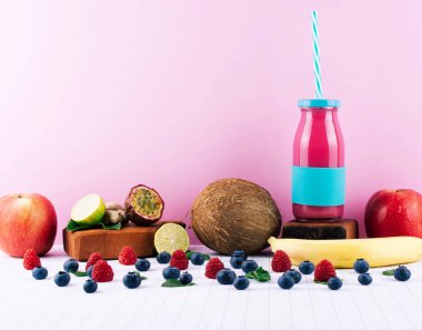 Meyve ve çilek ile pembe yüzlü.