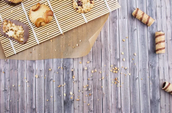 Karanlık antika arka plan ile çeşitli ev yapımı kurabiye.