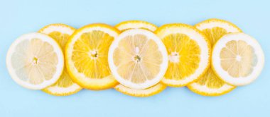 Bir kesik mavi zemin üzerine taze meyve.