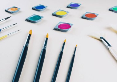 Suluboya ve bej renkli arka plan, fırçalar.