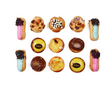 Beyaz arka plan üzerinde izole çeşitli hamur işleri.