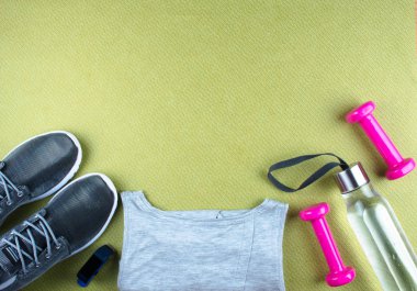 Düz ayakkabı, halter ve su atış yatıyordu.