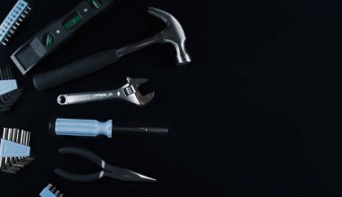 Beyaz arka plan üzerinde çeşitli araçlar kümesi.