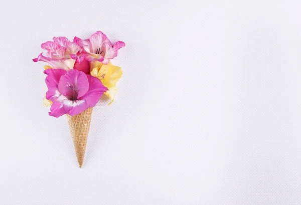 Cono de gofre con composición de flores . —  Fotos de Stock