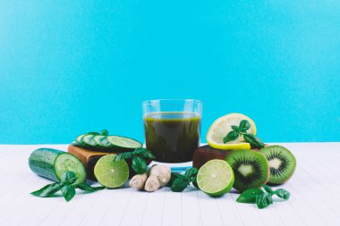 Meyve ve sebzeli yeşil meyve püresi.