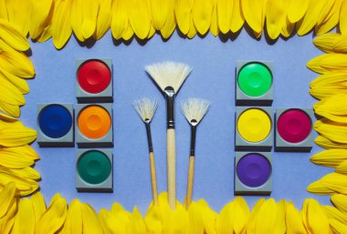 Suluboya ve lila arka plan, fırçalar.