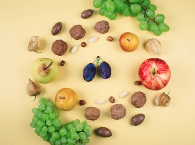 Sonbahar meyve ve fındık Sarı zemin üzerine.