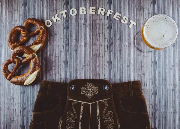 Oktoberfest pivní festival pozadí na dřevěný stůl. — Stock fotografie