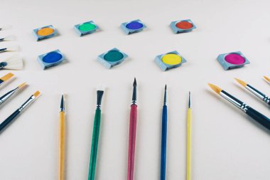 Suluboya ve bej renkli arka plan, fırçalar.