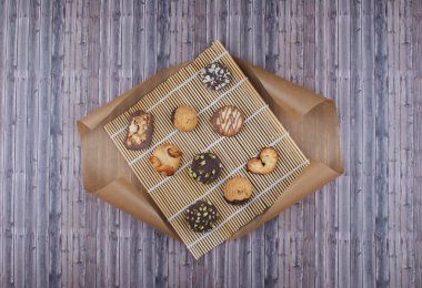 Karanlık antika arka plan ile çeşitli ev yapımı kurabiye.