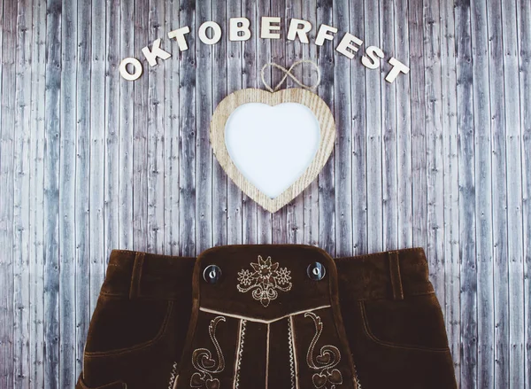 Fondo del festival de cerveza Oktoberfest en mesa de madera . —  Fotos de Stock