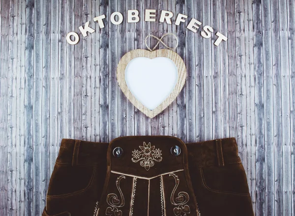 Fondo del festival de cerveza Oktoberfest en mesa de madera . — Foto de Stock