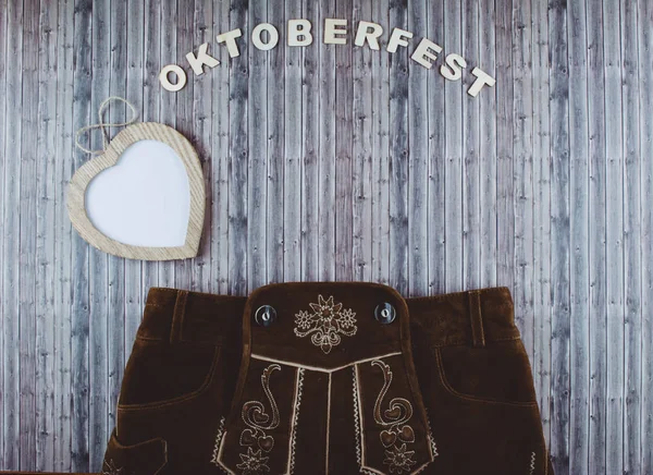 Fondo del festival de cerveza Oktoberfest en mesa de madera . — Foto de Stock