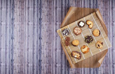 Karanlık antika arka plan ile çeşitli ev yapımı kurabiye.