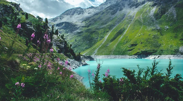 Majestoso lago de montanha na Suíça . — Fotografia de Stock