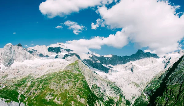 Uitzicht op het prachtige landschap in de Alpen — Stockfoto