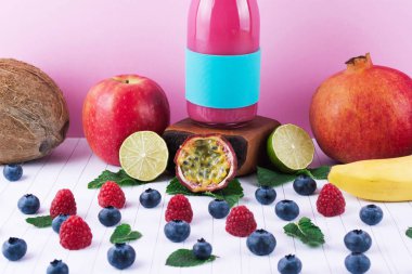 Meyve ve çilek ile pembe yüzlü.