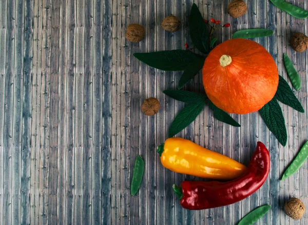 Herbst saisonales Gemüse auf Holz Hintergrund. — Stockfoto