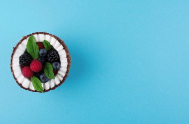 Çilek ile mavi arka plan üzerine Hindistan cevizi.