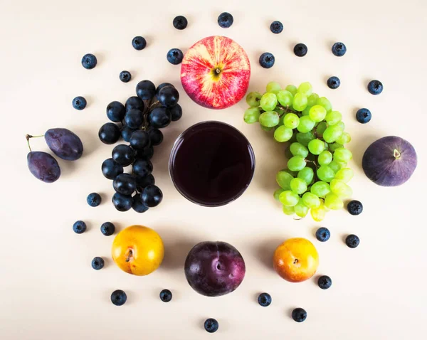 Sonbahar mevsim meyveleri ile üzüm suyu.
