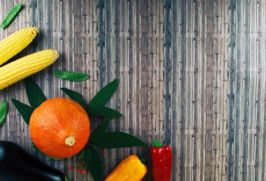 Ahşap arka plan üzerinde taze sonbahar mevsim sebzeleri.