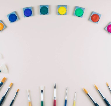 Suluboya ve bej renkli arka plan, fırçalar.