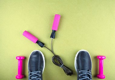 Düz ayakkabı, kulaklık, telefon shot yatıyordu.