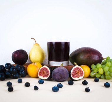 Sonbahar mevsim meyveleri ile üzüm suyu.