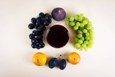 Sonbahar mevsim meyveleri ile üzüm suyu.