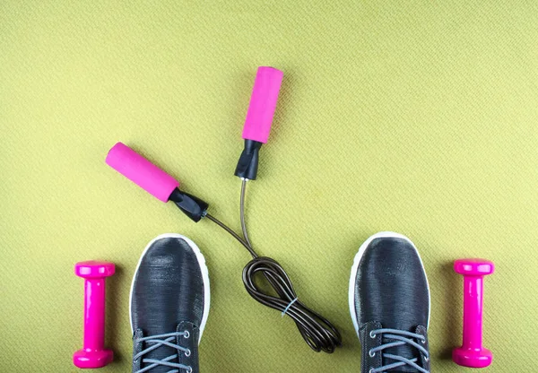 Düz ayakkabı, kulaklık, telefon shot yatıyordu.