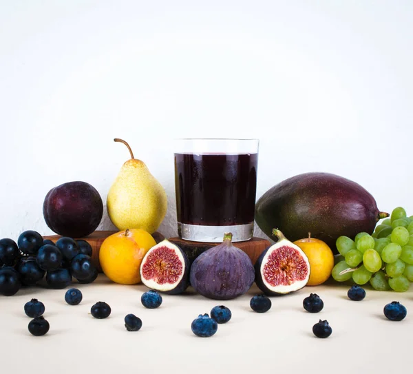 Sonbahar mevsim meyveleri ile üzüm suyu.