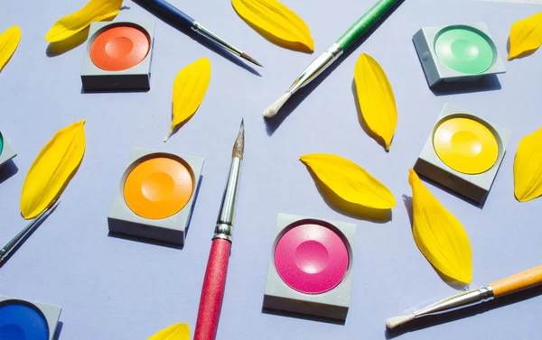 Suluboya ve lila arka plan, fırçalar.