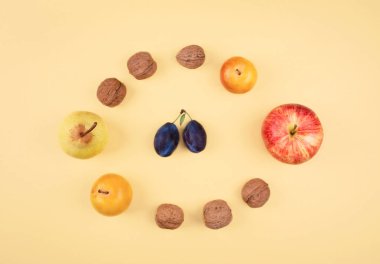 Sonbahar meyve ve fındık Sarı zemin üzerine. 