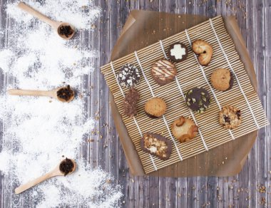 Karanlık antika arka plan ile çeşitli ev yapımı kurabiye.