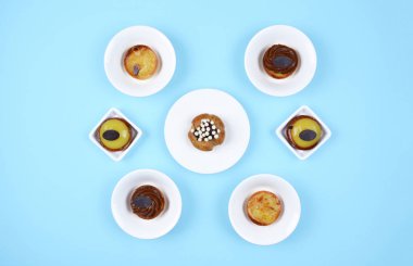 Lezzetli trendy mavi zemin üzerine çeşitli hamur işleri. 