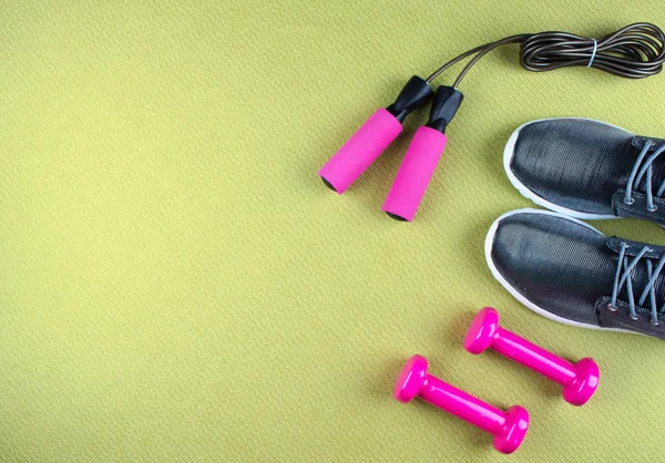 Düz ayakkabı, kulaklık, telefon shot yatıyordu. 