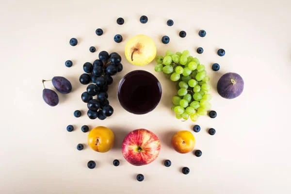 Traubensaft mit herbstlichen Früchten der Saison. — Stockfoto