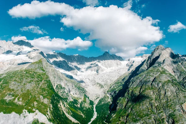 Alplerde güzel manzara.