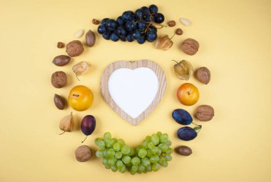 Sonbahar meyve ve fındık Sarı zemin üzerine. 