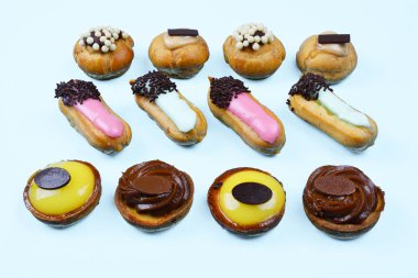 Lezzetli trendy mavi zemin üzerine çeşitli hamur işleri. 