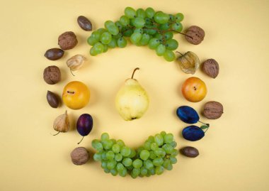 Sonbahar meyve ve fındık Sarı zemin üzerine. 