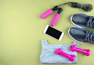 Düz ayakkabı, kulaklık, telefon shot yatıyordu. 