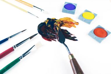 Beyaz zemin üzerine yağlı boya fırça darbeleri.