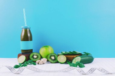 Meyve ve sebzeli yeşil meyve püresi.