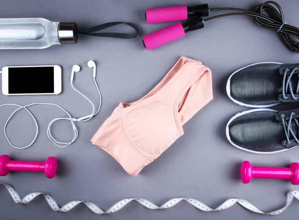 Düz ayakkabı, kulaklık, telefon shot yatıyordu. 