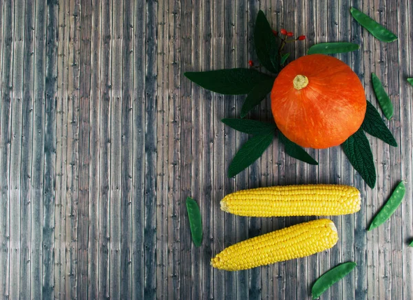Ahşap arka plan üzerinde taze sonbahar mevsim sebzeleri.